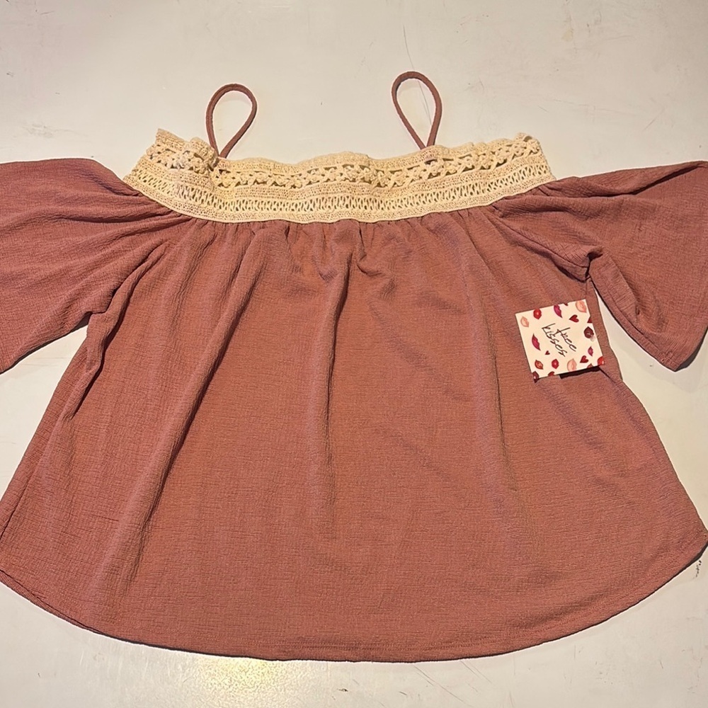 Free kisses Women's Off-Shoulder Top